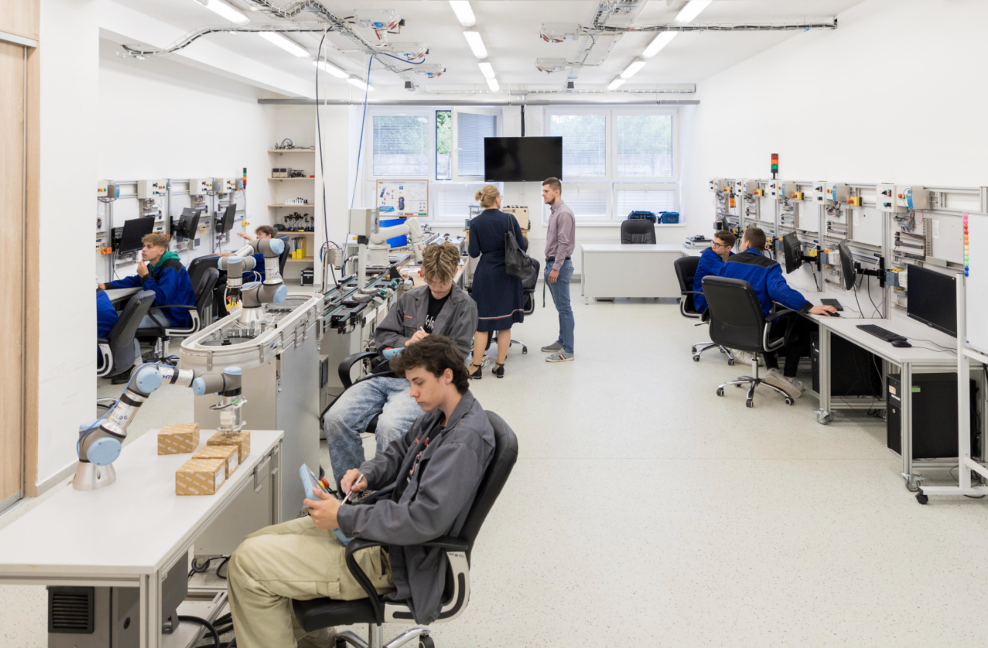 Moderné laboratórium s robotickými pracoviskami